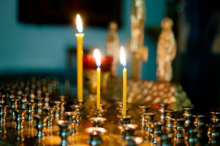 bougies à l'église et fumée pendant le carême