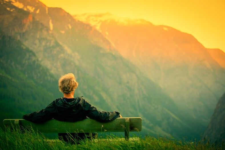 Contemplation d'un paysage de montagne