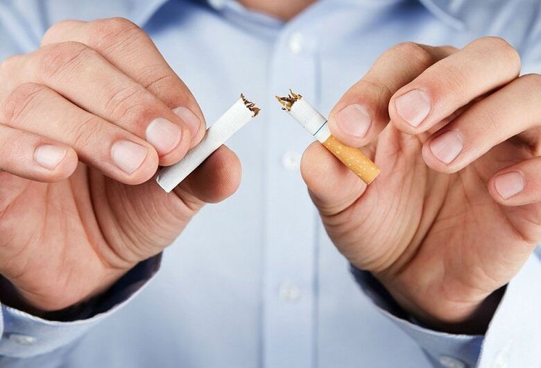Un homme casse une cigarette